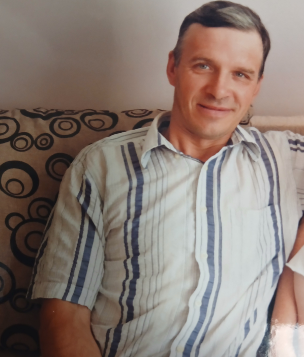 Valsts_policija's tweet photo. #policijameklē Valsts policijas Rīgas reģiona pārvaldes Rīgas Austrumu pārvalde meklē bezvēsts prombūtnē esošo 1978. gadā dzimušo Jāni Deksni. Vīrietis šā gada 29. septembrī pa dienu izgāja no savas dzīvesvietas Rīgā, Valmieras ielā, pēdējo reizi redzēts pulksten 16.00 Avotu un Lienes ielas krustojumā.
Augums 175 cm, pelēkzaļām acīm, slaids, tumšiem nedaudz iesirmiem matiem. Bija ģērbies pelēkā darba kombinezonā, zaļā darba jakā un melnās sporta kurpēs.
Valsts policija aicina aplūkot vīrieša fotogrāfiju un atsaukties ikvienu, kurš zina viņa iespējamo atrašanās vietu, zvanot pa tālruņa numuru 112!