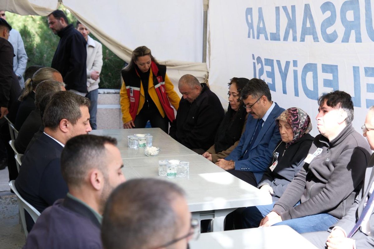 GazilerVakfi's tweet photo. Genel Başkanımız Gazi Lokman Aylar, İçişleri Bakanlığı Bakan Yardımcısı Sayın Ali Çelik, Pursaklar Kaymakamı Sayın Üzeyir Aziz Özeren, Pursaklar Belediye Başkanı Sayın Ertuğrul Çetin ve Ankara Aile ve Sosyal Hizmetler İl Müdürü Sayın Nevim Öz ile birlikte, vefat eden Kıbrıs Gazimiz Necmi Çürük’ün ailesine taziye ziyaretinde bulundu.

Merhum Kıbrıs Gazimiz Necmi Çürük’e Allah’tan rahmet; ailesine, yakınlarına ve tüm sevenlerine sabır ve başsağlığı diliyoruz.

Mekânı cennet, makamı âli olsun.
