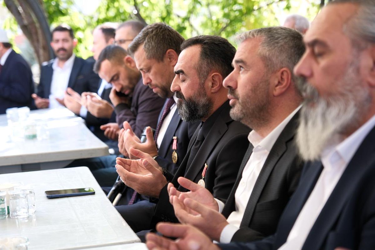 GazilerVakfi's tweet photo. Genel Başkanımız Gazi Lokman Aylar, İçişleri Bakanlığı Bakan Yardımcısı Sayın Ali Çelik, Pursaklar Kaymakamı Sayın Üzeyir Aziz Özeren, Pursaklar Belediye Başkanı Sayın Ertuğrul Çetin ve Ankara Aile ve Sosyal Hizmetler İl Müdürü Sayın Nevim Öz ile birlikte, vefat eden Kıbrıs Gazimiz Necmi Çürük’ün ailesine taziye ziyaretinde bulundu.

Merhum Kıbrıs Gazimiz Necmi Çürük’e Allah’tan rahmet; ailesine, yakınlarına ve tüm sevenlerine sabır ve başsağlığı diliyoruz.

Mekânı cennet, makamı âli olsun.