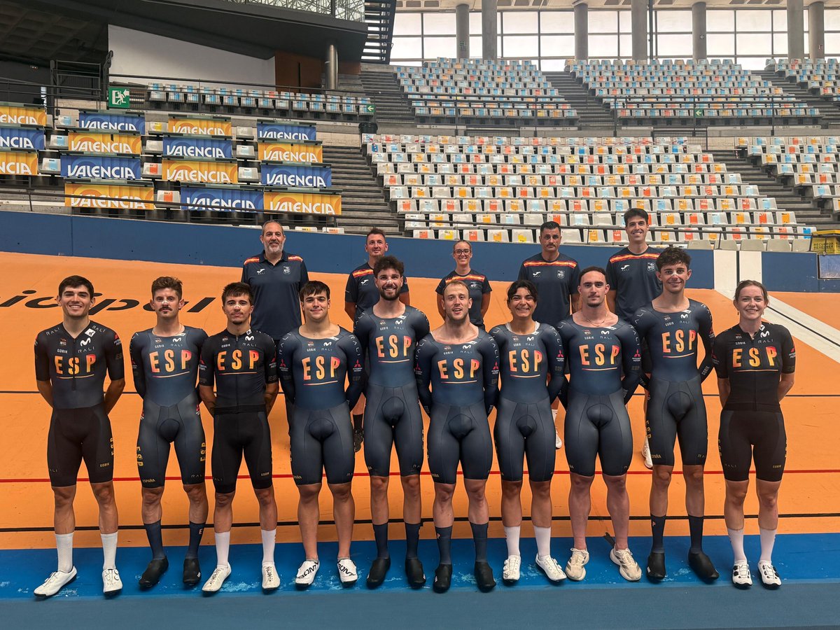 RFECiclismo's tweet photo. 📸 ¡Foto de familia del #TeamESPciclismo 🇪🇸 a unos días de volar al Campeonato del Mundo de Pista de Shanghái! 

🚴‍♂️🚴‍♀️ Nuestros pistards ultiman su preparación en Valencia, donde están afinando los últimos detalles y trabajando al máxima intensidad para llegar al 100% a la gran cita del año.

¡Últimos esfuerzos antes de poner rumbo a China! 💪🌈