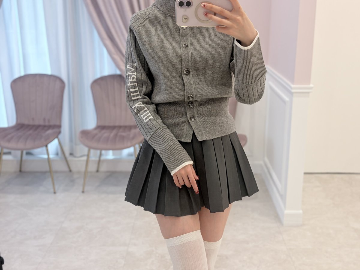 韓国でこのmatinkimのハイネック流行ってるらしい( ᴖ⩊ᴖ🖤
プリーツスカートと白ソックス合わせスキ
黒バルーンにレースタイツも可愛い気がする🫶
https://t.co/LX4Lm5Fxpg
【PR】Matin Kim https://t.co/gWhV4wNbcT