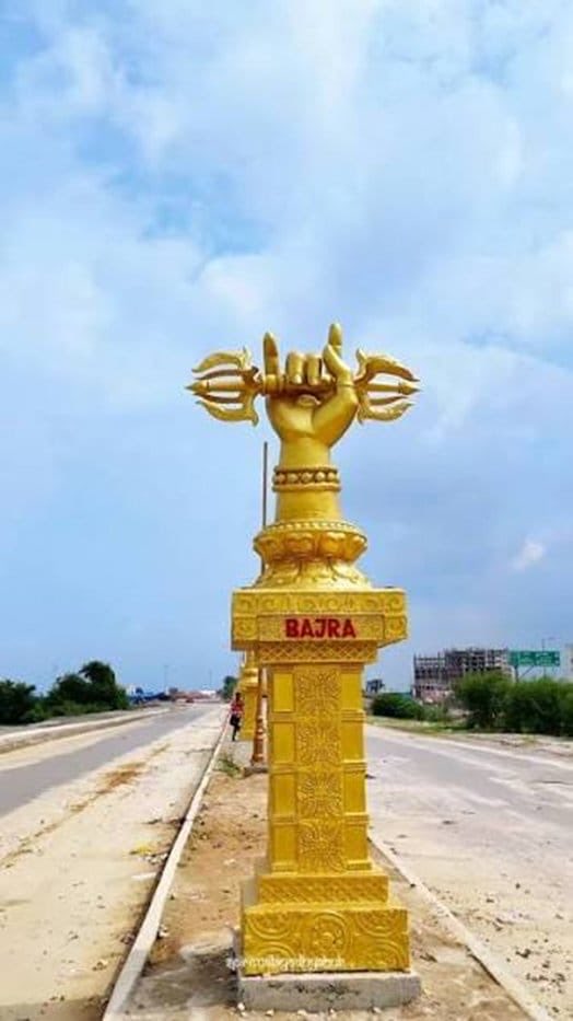 AwasthiAwanishK's tweet photo. Ayodhya’s Dashrath Path is taking shape as a new symbol of connectivity and heritage. 

Nearly 15.4 km of four-lane corridor is nearing completion, with the project targeted to be ready before Deepotsav 2026. Not a CM-GRIDS project, but an important addition to Ayodhya’s evolving urban infrastructure, connecting modern mobility with the city’s timeless heritage.