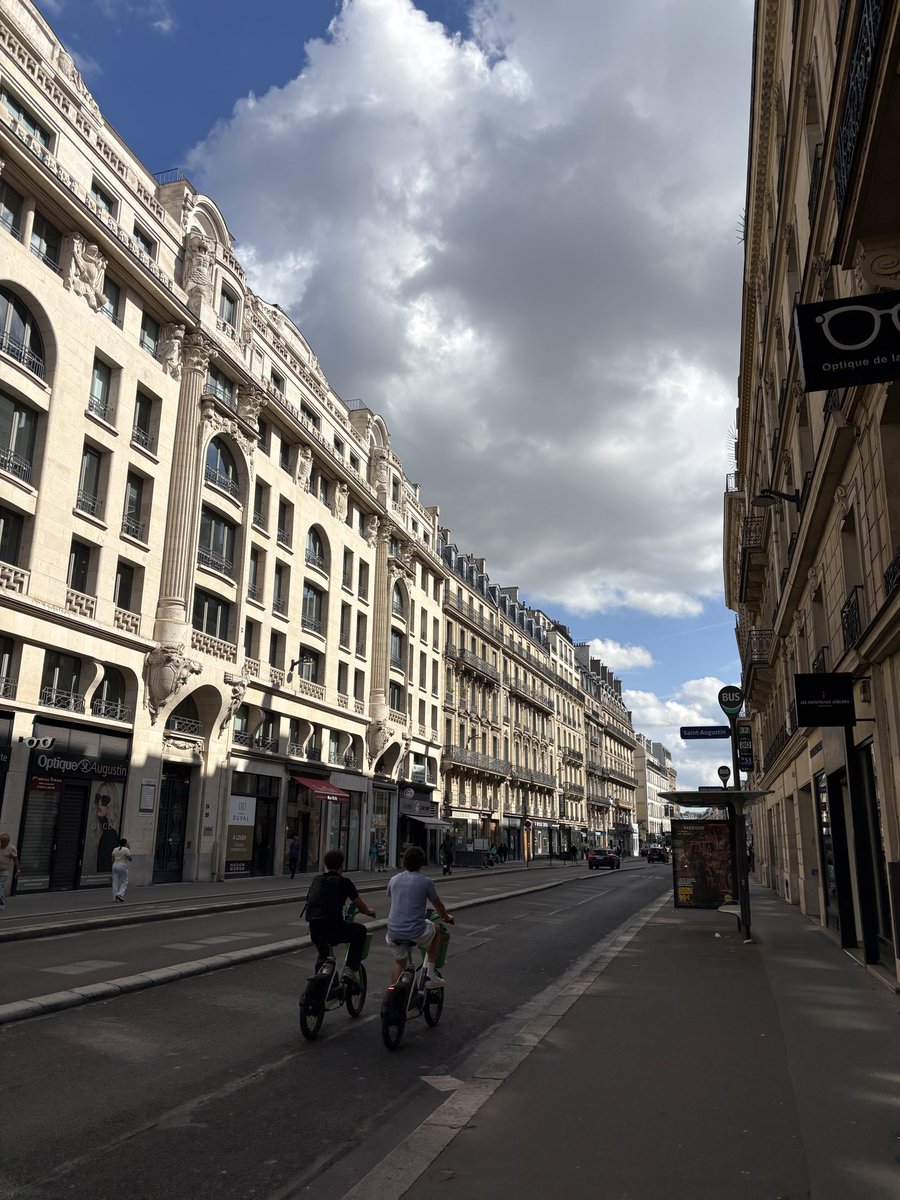 ScalLab_fx's tweet photo. 億トレの友人と今度はフランスに来てみたが、スキャルピングのやり方について面白い話が聞けたので共有

秒スキャルピングについては、悔しいけど私よりも上手い。

しかも理解できないのが、秒単位で完結するトレードなのに、大衆心理を主として値動きを読み解くタイプなこと。

特に面白かったのが、

「人は含み損になった瞬間より、“一度助かった後”の方が逃げる準備をする」
という話。

例えばロングした直後に逆行する。

普通なら、ここで捕まった買い手の損切りを考える。

でも彼が見ているのはその先だった。
一度逆行した後、価格が建値付近まで戻ってくる。

買った側からすると「助かった」と感じる場面。

普通なら、含み損が消えたことで心理的には楽になったように見える。

でも彼は逆に、ここで初めてその人の頭の中に“逃げる”という選択肢が強く生まれると言っていた。

最初に逆行した時は「戻ってくれ」と願っている。

実際に戻ってくると安心する。

ただ、一度苦しい思いをしているから、そこから再び少し逆行すると、
「またあそこまで連れていかれるかもしれない」という記憶が今度は働く。

つまり同じ価格でも、最初に買った時の建値と、一度含み損を経験してから戻ってきた建値では、その人にとって意味が全く違う。

そして面白いのがここから。

建値まで戻った直後にもう一度逆行すると、1回目より早く手放す人が出始める。

その決済がさらに価格を逆方向へ動かし、それを見た別の人も「また戻される」と手放す。

彼はこの“一度安心させた後の、二度目の不安”が連鎖しやすい瞬間を秒単位で見ているらしい。

聞いていて面白かったのが、

「同じ価格を2回通っていても、1回目と2回目ではそこにいる人間の心理状態が違う。だから同じ価格として見ない」

という考え方。

チャート上ではただの往復に見える。でも実際にはその往復の間に、

含み損になる
→耐える
→戻って安心する
→もう一度逆行する
という経験をした人間がいる。

価格は元の場所に戻っても、参加者の心理までは元に戻らない。

秒スキャでここまで考えているのかと。

こういう話を聞くたびに、検証する対象を絞りかつ、大衆の動きを考えようとすることが重要だと痛感する。

私より秒スキャが上手いのは悔しいけど、昔一回退場して相当真っ暗だった友人に秒スキャスキルを抜かされたこと、そして今一緒にフランスに入れることが何より嬉しい。
(この方が退場した経緯や勝つようになるまでの道のりも投稿して良いそうなので次回投稿します)