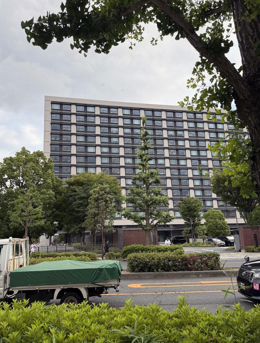 KenAkamatsu's tweet photo. 本日は、11時半から赤松健事務所の秘書と大臣政務官室の秘書との顔合わせ会。仲良くやれそう？
14時からデジ庁へ。遺棄・宇宙・知財について最後の所管事項説明。来週からはいよいよデジ庁＆内閣府で実戦開始です。
既に大臣や秘書官には「やりたい事リスト」を提出済み。最初から飛ばしていきます！ https://t.co/2gJn31BCPj