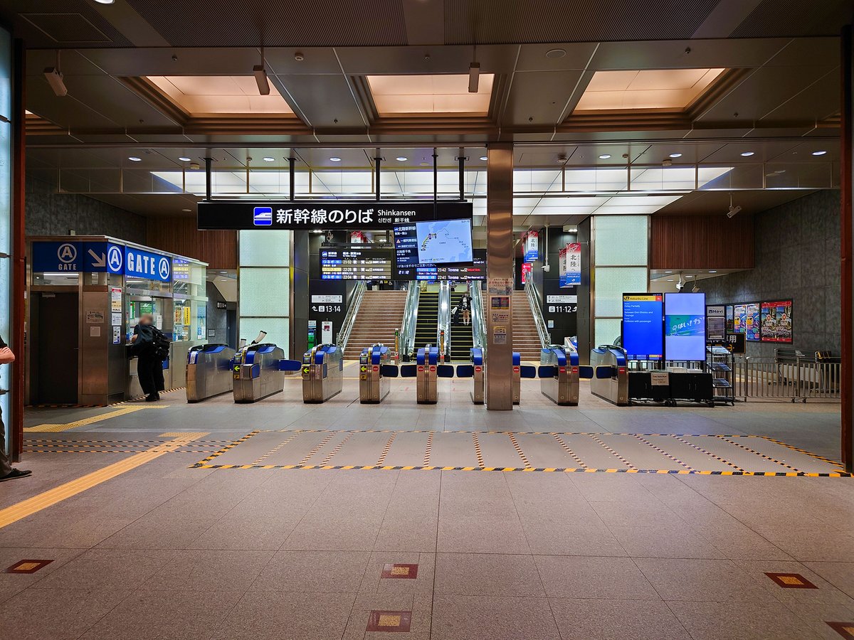 atarimeshi122's tweet photo. 今夜(10/2)の金沢駅。出張から帰ってきたら、新幹線改札の移設工事が進んでいました。
報道によると、11/27(金)に自動改札機が約5m手前へ移設される予定とのこと。 https://t.co/W7SC1OfDS4