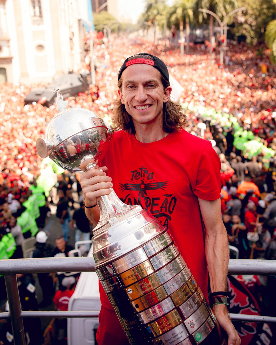 sourubronegrooo's tweet photo. Filipe Luis: "Um dia, ainda quero voltar a treinar o Flamengo. Se a torcida aceitar, é claro" @filipeluis https://t.co/bmdGykBRHd