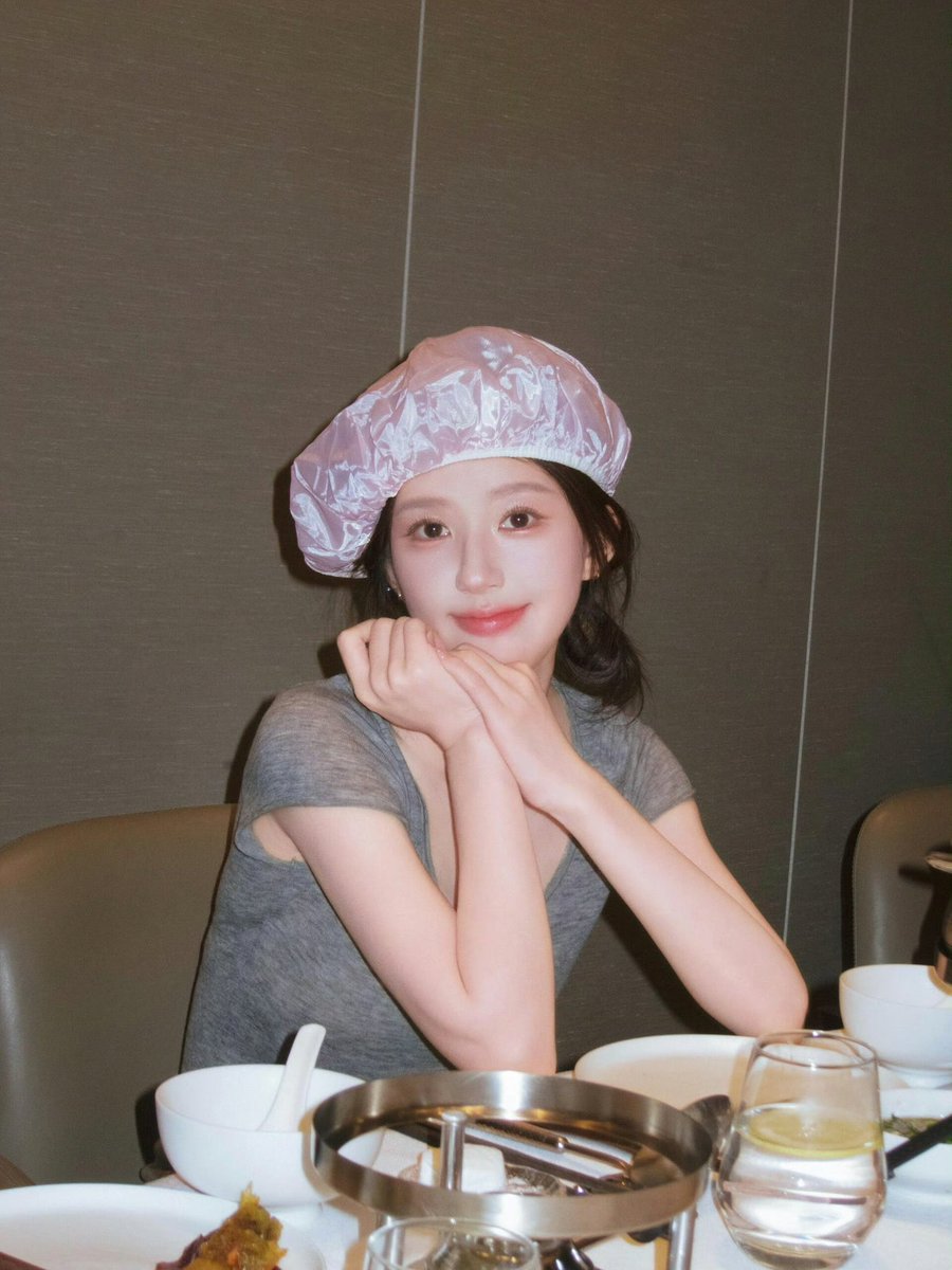 booboolili's tweet photo. 그냥 훠궈 먹고있는 일상사진인데 왜케 존예 https://t.co/wl60h2h1ex