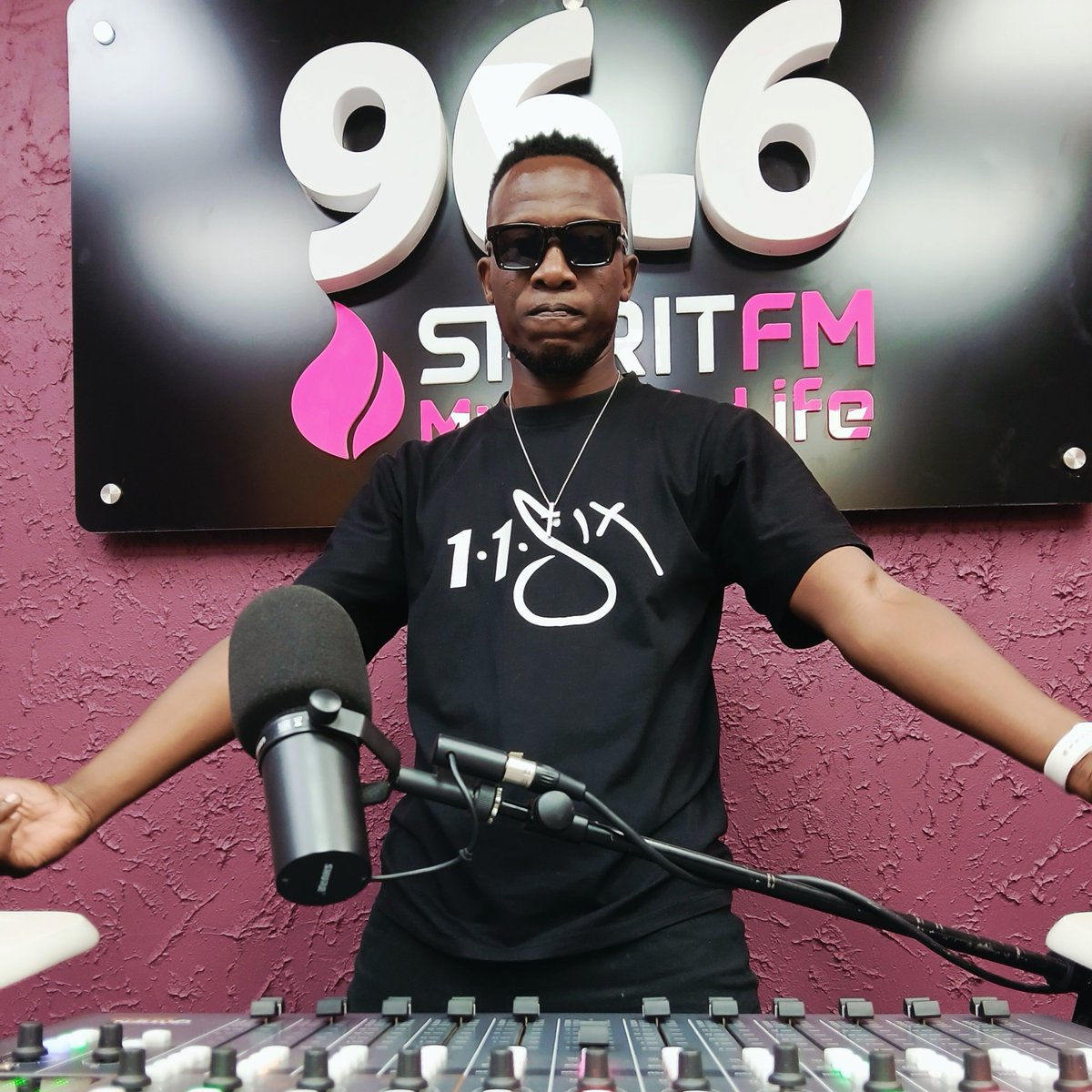 PaulSelah's tweet photo. Running Drive Time Radio till 6pm alongside @URBANDJAY @spiritfmug 📻 ✈️
#Friday #Radio #HypeTakeOver 💯💥 https://t.co/MMSIPz6WZA