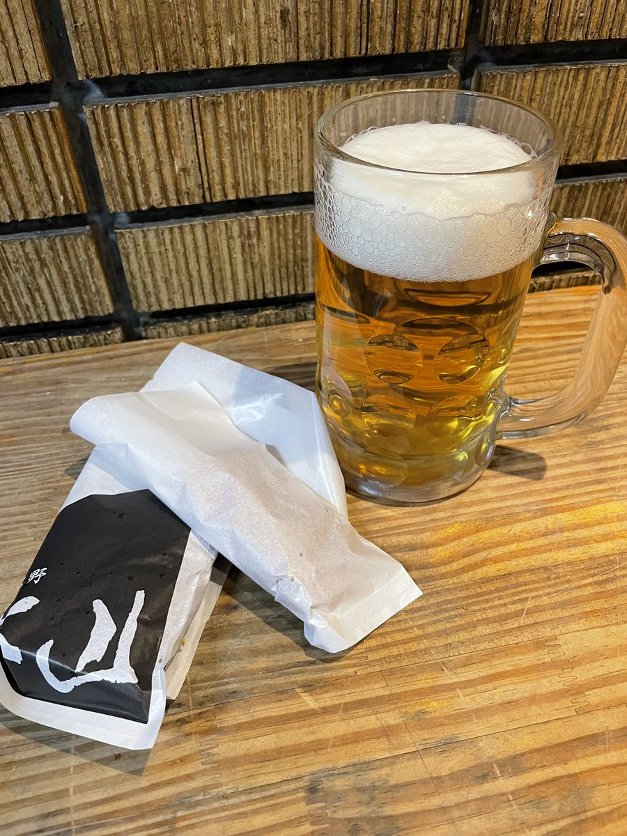 Hisashi_full's tweet photo. 上野金曜はどこも混み混みひとまず肉の大山の大生とメンチ&amp;ハムカツで一息 https://t.co/j4On6utqbv