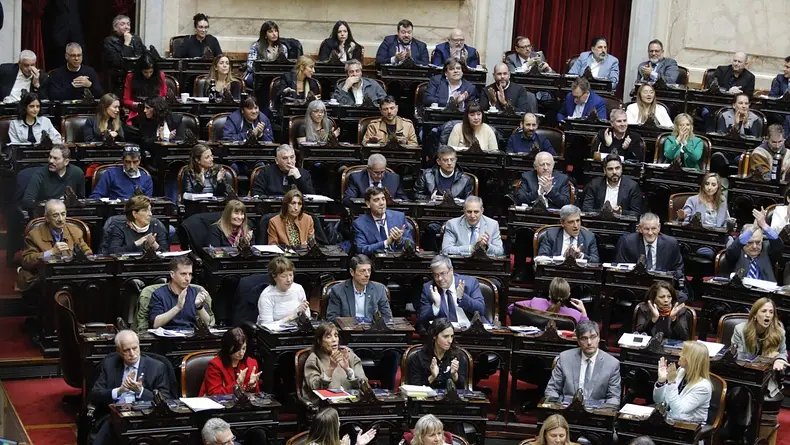 juanagosti68's tweet photo. DNU 70/23: a la oposición aún le faltan 14 diputados para el quórum, vamos loco, la gente la esta pasando muy mal por este DNU hdp de Milei, hace tres años q este maldito nos cambio la vida a todos, no solo es la ley de tierras modificaron 266 articulos de la constitución y eso nos arruinó,  no sean lacayos de un gobierno q esta destruyendo todo. Den los votos para el cuorum, el pueblo se los va agradecer!✌️🇦🇷