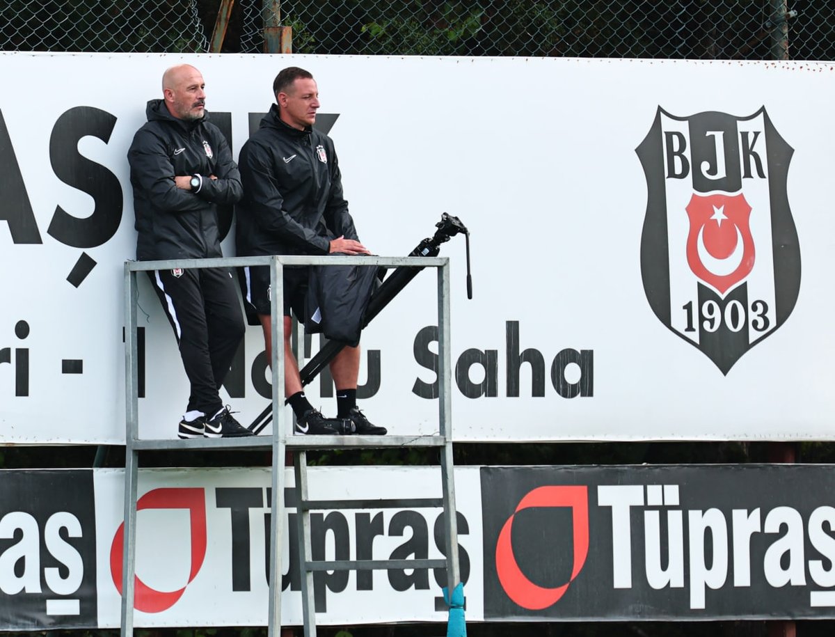 kralsports__'s tweet photo. Vincenzo Italiano, Beşiktaş antrenmanını takip ediyor 🦅 https://t.co/xIDDJSs0mA