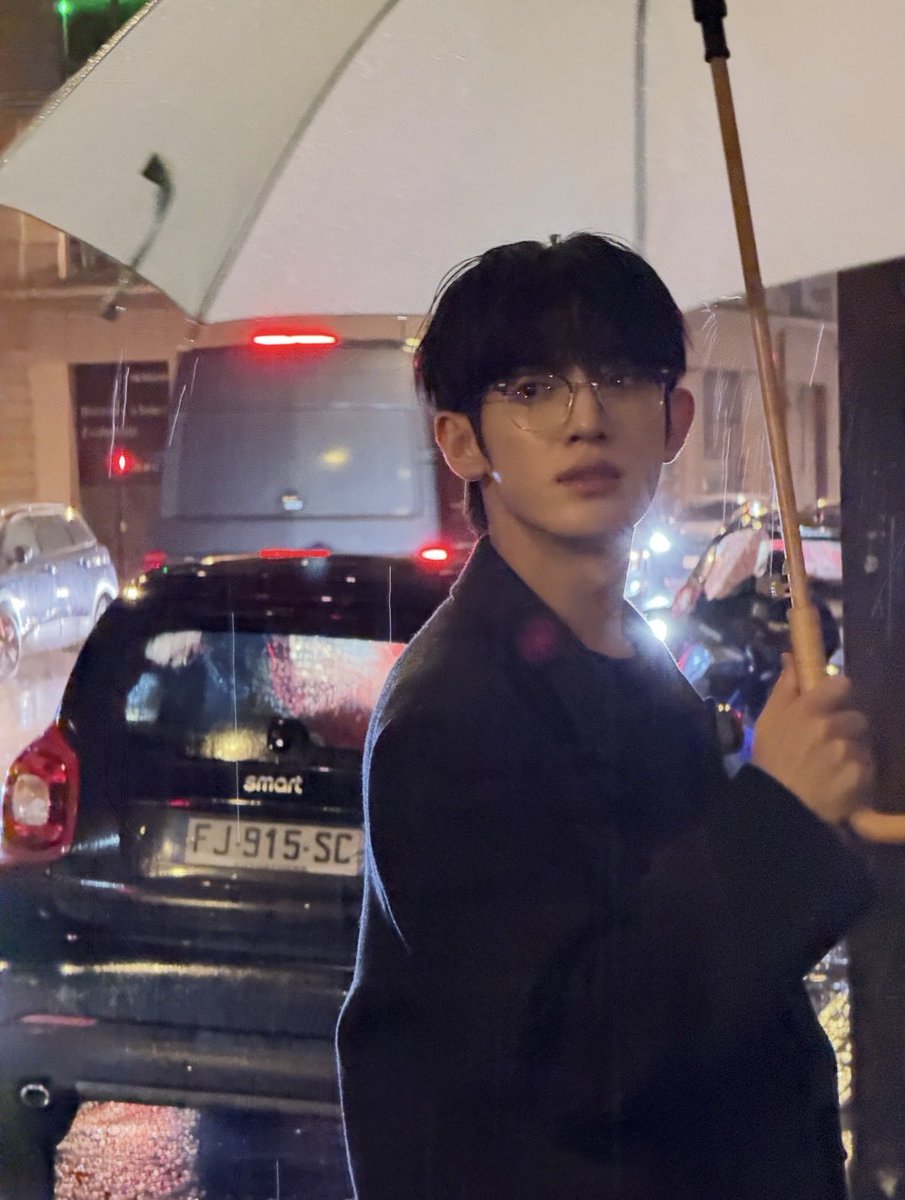 cxrbfd488w's tweet photo. 塞纳秋风伴少年登场，朴时宇在巴黎定格时尚瞬间💜

#PARKSIWOO×LANVIN
#PARKSIWOO
#LANVINPFWSS27 https://t.co/H5wCgLeeXD