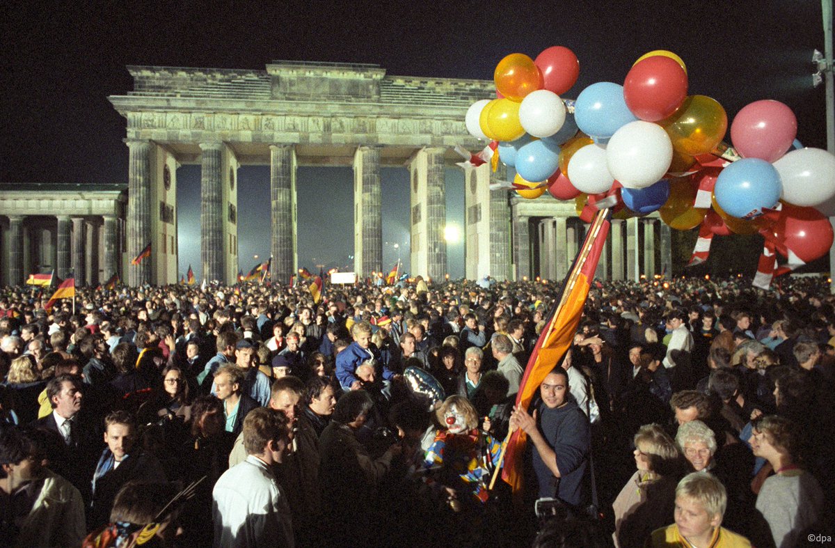 GermanEmbassy's tweet photo. 3 October 1990

Germany was reunified https://t.co/jhsGLKg3rF