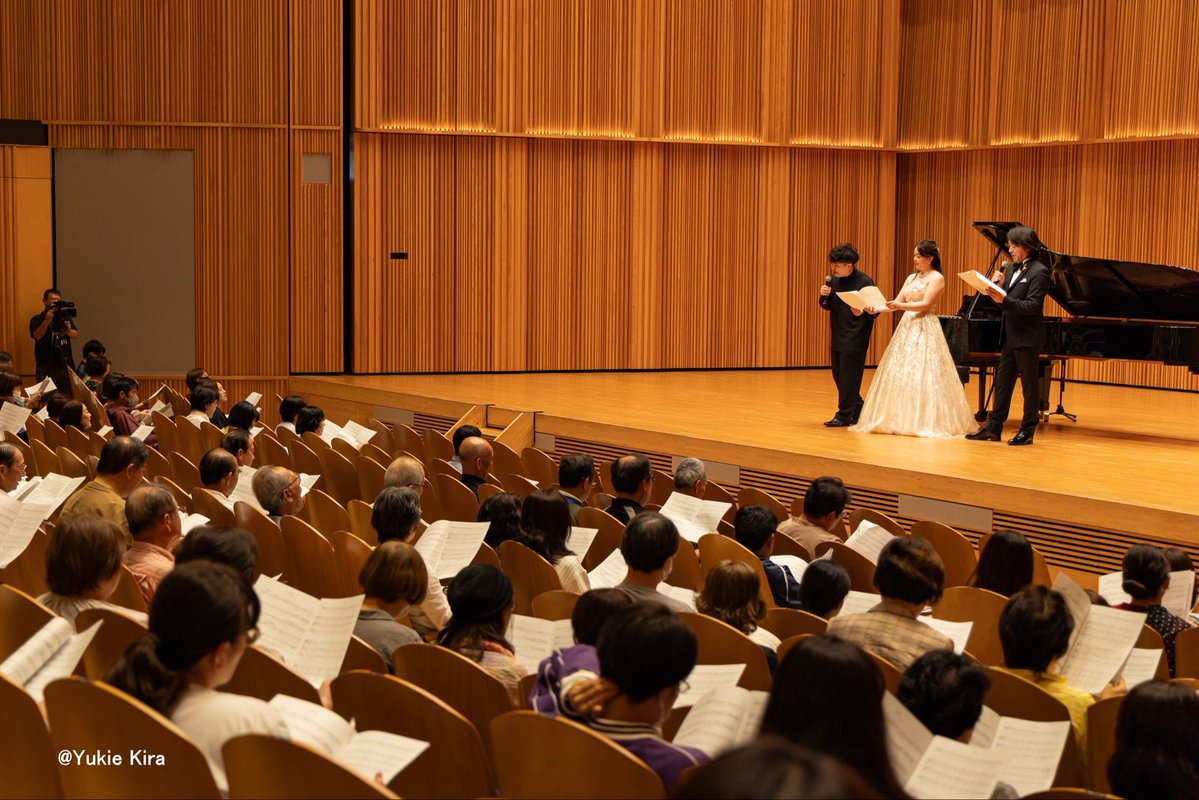 freudeproject's tweet photo. 王子とマエストロの第九ラボ
写真で振り返り📸

第2部
第九合唱体験🎤

ドイツ語発音→パート別練習→合唱

駆け足ですが、第九合唱の楽しさや一体感を味わうことができました✨

#宮本益光
#キハラ良尚
#文屋小百合

#フロイデプロジェクト 🌐
https://t.co/U5gPyaBmTs https://t.co/O7mktIE1ok