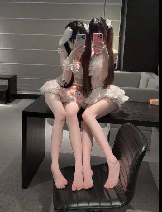 Nokajlo's tweet photo. 这个点有人早起吗

谁来锐评一下我跟闺蜜福嘛 

粉嫩哒！流言1直接给没有🚪 https://t.co/mZekvByszn
