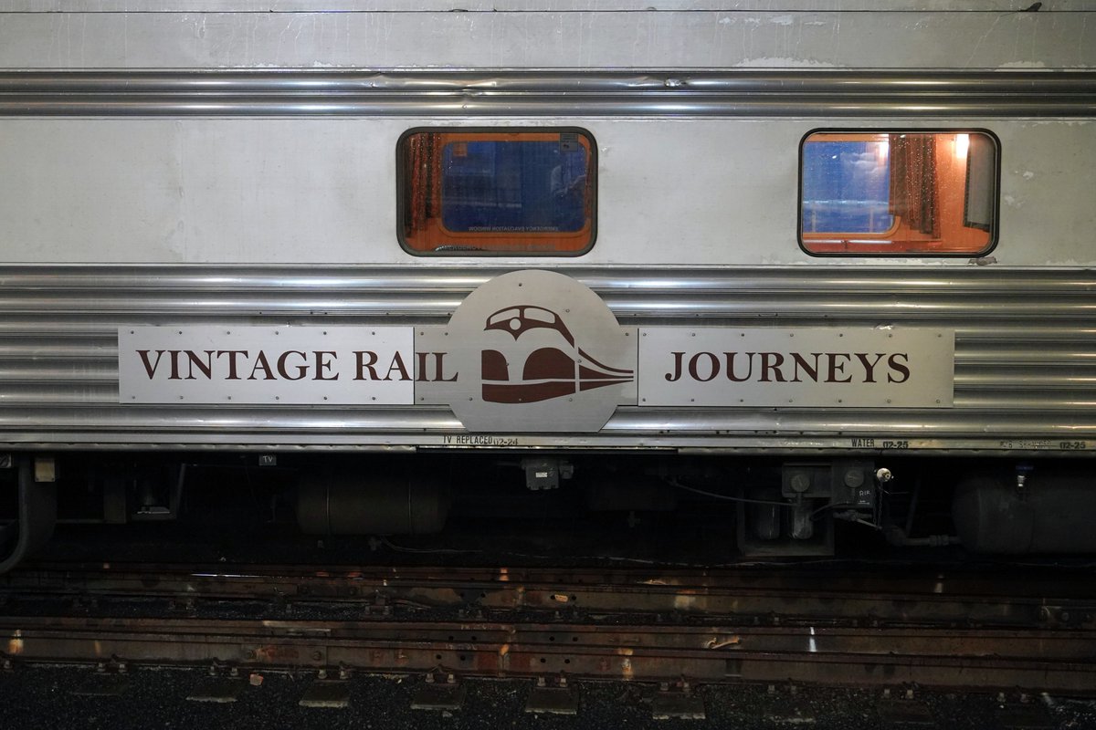AunzRailfan's tweet photo. トランスポートエキスポの展示用？
Vintage Rail Journeysの客車列車もCentralにやってきました。
普段は旅行ツアー列車を運行しており、懐かしの寝台個室に宿泊しながらNSW州を数日かけて巡ります。
広大なオーストラリアを贅沢に旅行できますが、個人的にはXPT個室寝台の継続投入に期待したいです。 https://t.co/bLOH2OHu5w