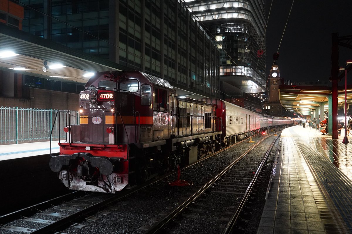 AunzRailfan's tweet photo. トランスポートエキスポの展示用？
Vintage Rail Journeysの客車列車もCentralにやってきました。
普段は旅行ツアー列車を運行しており、懐かしの寝台個室に宿泊しながらNSW州を数日かけて巡ります。
広大なオーストラリアを贅沢に旅行できますが、個人的にはXPT個室寝台の継続投入に期待したいです。 https://t.co/bLOH2OHu5w
