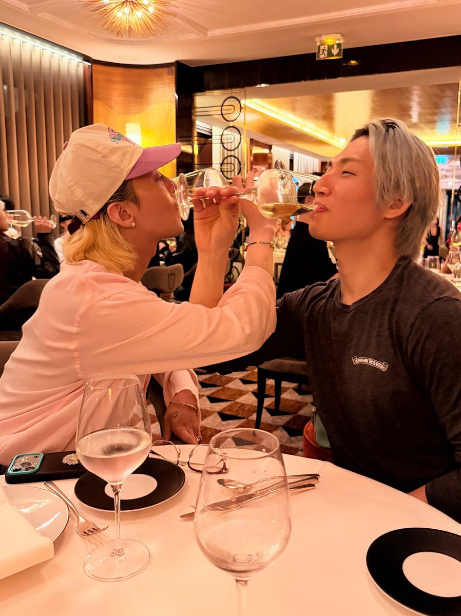 jiyongvamp's tweet photo. G-DRAGON and DAESUNG are officially dating.

DAESUNG’s representatives confirmed the relationship to Sports Kyunghyang, revealing that the two connected deeply while filming the music video for “Look at me Gwisun” in 2014 and grew closer afterward.

According to his representatives, G-DRAGON and DAESUNG began dating around April of this year.