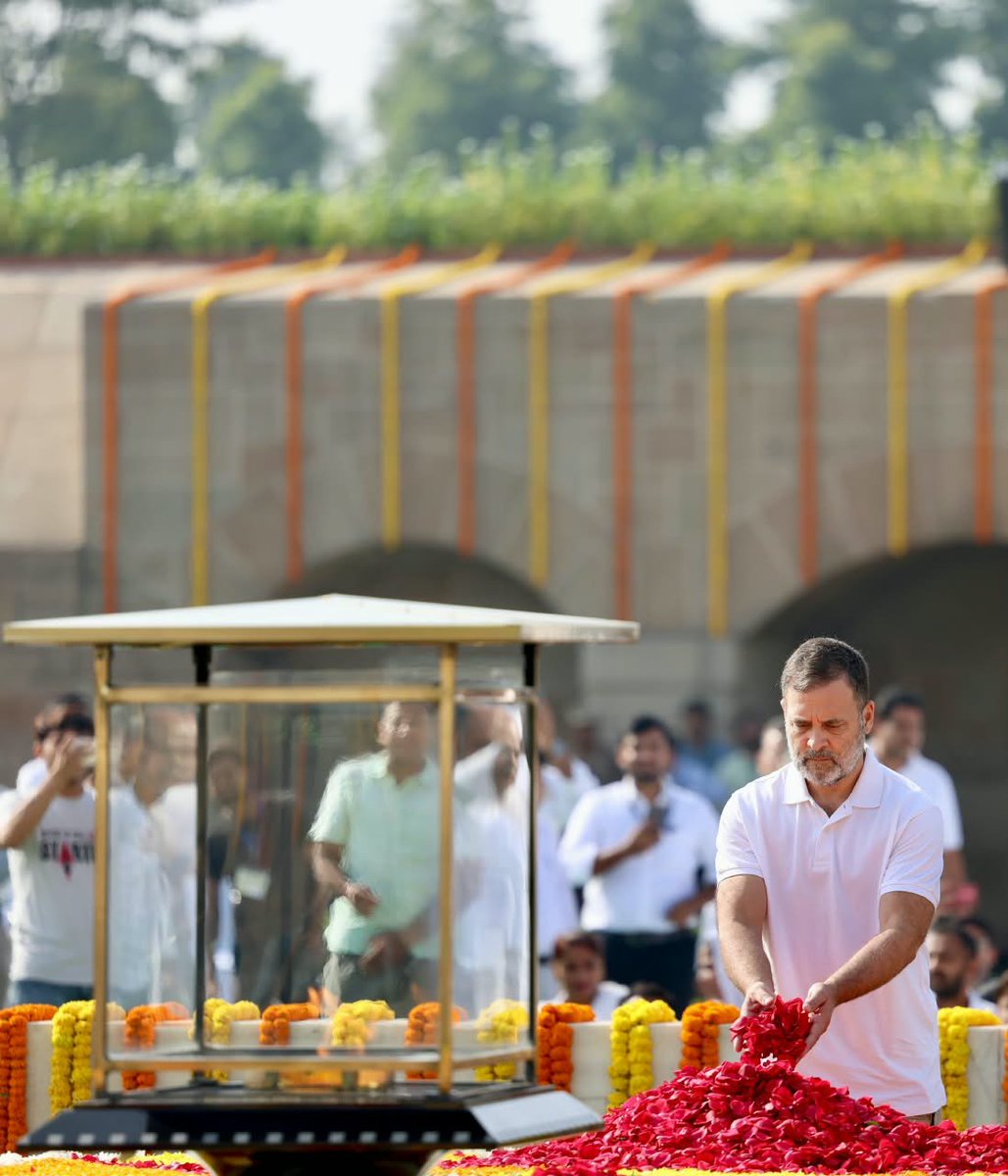 SantuCongress12's tweet photo. Agar aapka #Pranaam...sachha hai tho..
Sachha hai tho.... for #MahatmaGandhi..
Politics karne ki traikaa.... #Oldcongressi..
Styles honaaa.... chahiye na baa...

Agar #Party mei #Parivaarvaad kam honaa.... Chahiye na baa...
maximum #2seats in #Family...voh bhi #Karmataadmi ko dhena hai....
Chaal aur charithra ko kabhi nahi dhenaa..
We need to #Change...#CongresspartyConstitution..
Haar yaa jeeth...
Paise karcha elections mei #Transparent honaaa...
Pahela party vaisaa chalthaa thaa...
#Aajkaanetha .... #PoliticalNaamard hai naa hero hai... politics mei...
Sirf paisaa aur satta kaa mard hai.....
Bekar hai.... Politics aaj kal..
Tamasha karne hai tho karlo....
Yeh #Transparencykaam..in election campaigning 
Congress party kar sakta hai...
Paisa ko chodo #Janathakopakdo....
Naa mard politics nakko Rahul bhai and Priyanka didi..
Adani , ambani ghanta logh hai...
Paisa kaa jalwaa... Kaam aur efficiency mei honaa chahiye ji...
Satta ko chalane kaa nahi..
Jab netha naa mard hotha politics mei..
Seth logh...kaa lalach chaalu hotha...
INQUILAB ZINDABAD 
Jai Gandhiji jai bhim
Jai Hind 
Mard banana hai tho samjo...
Varna live and die like #Politicalleader...
Not as a leader...
@RahulGandhi
@AICCMedia @INCSandesh @INCIndia