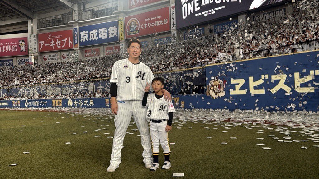 chibalotte_pr's tweet photo. 「ファンの皆さま、紙吹雪ありがとうございました！」と #角中勝也 選手。
#chibalotte #広報 https://t.co/CCSalkzvHY
