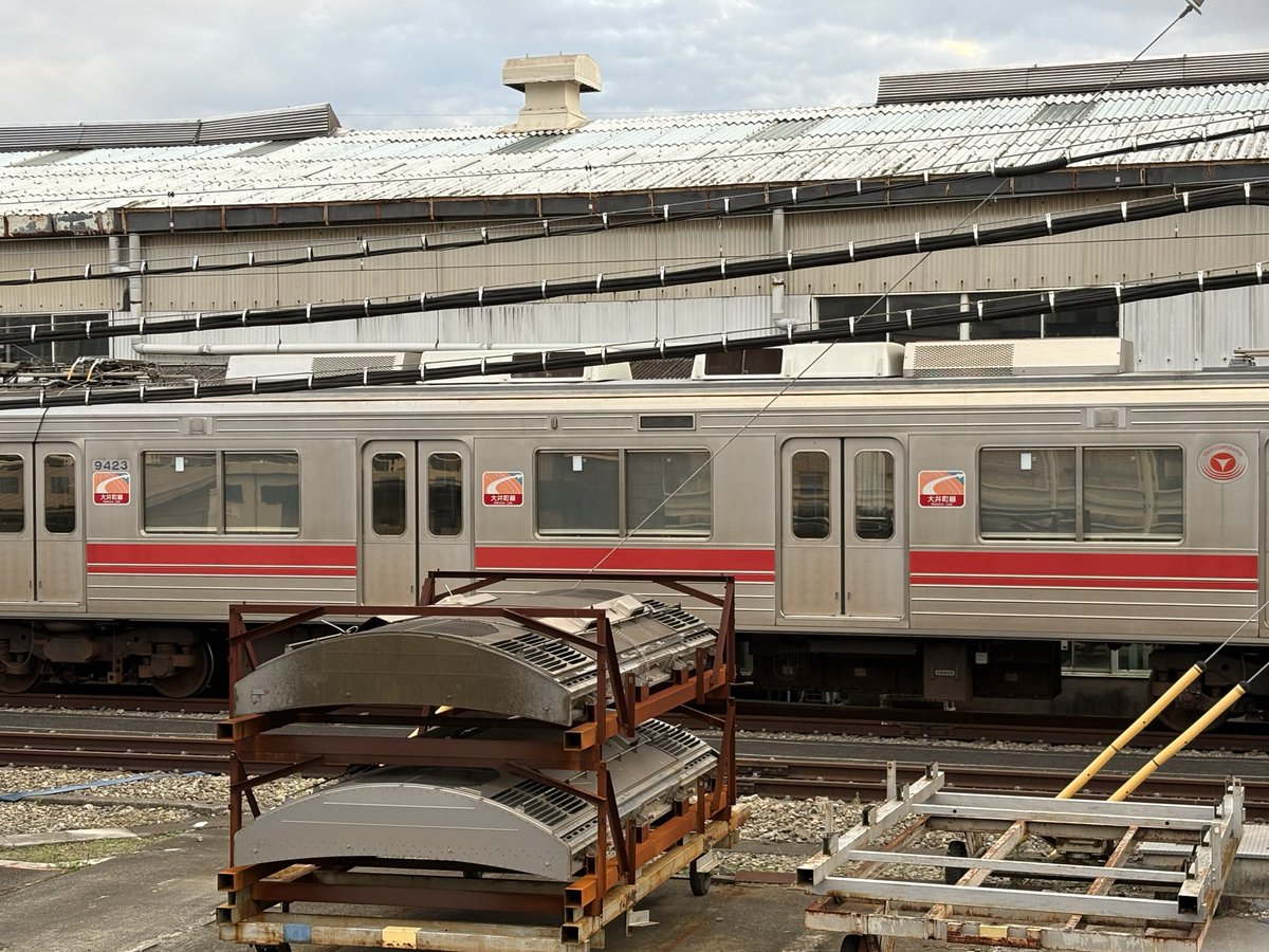 FlcK59167's tweet photo. 本日(2026/10/02)、東急9009F・9023Fが西武鉄道小手指車両基地までやってきました。
東急9023Fに関しては、東急9020系初の西武線譲渡となりました。
残念ながら時間の都合上、甲種輸送は撮れませんでした😭 https://t.co/nwTLRmYIbW