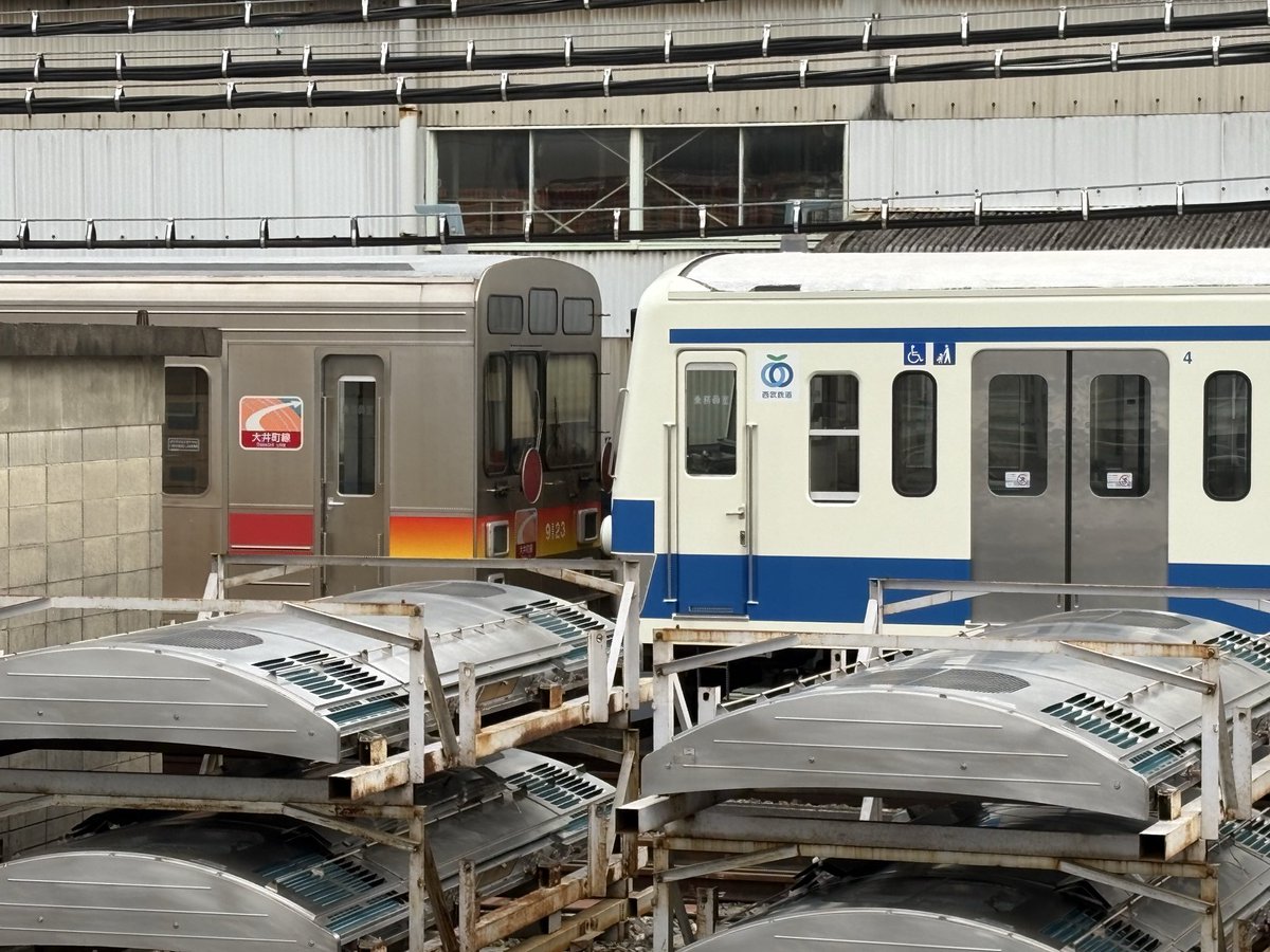 FlcK59167's tweet photo. 本日(2026/10/02)、東急9009F・9023Fが西武鉄道小手指車両基地までやってきました。
東急9023Fに関しては、東急9020系初の西武線譲渡となりました。
残念ながら時間の都合上、甲種輸送は撮れませんでした😭 https://t.co/nwTLRmYIbW