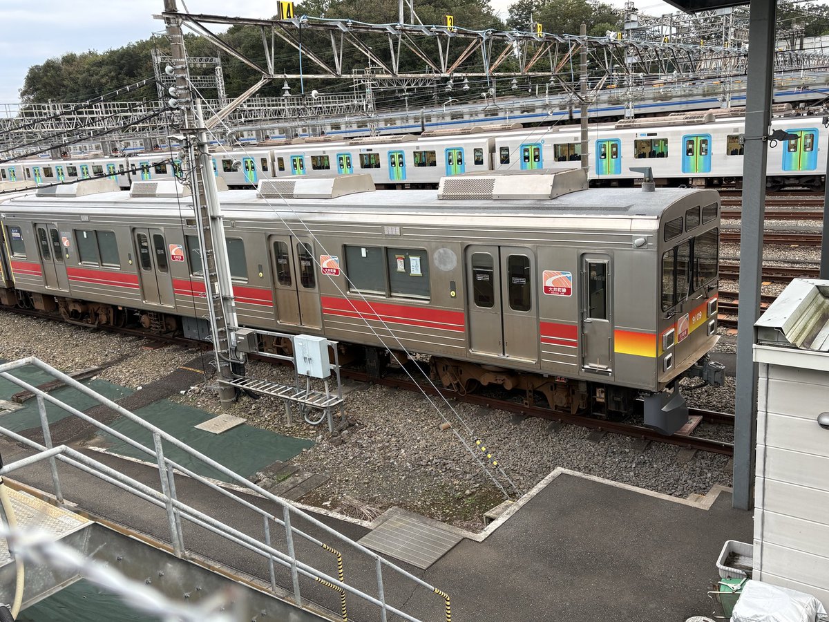FlcK59167's tweet photo. 本日(2026/10/02)、東急9009F・9023Fが西武鉄道小手指車両基地までやってきました。
東急9023Fに関しては、東急9020系初の西武線譲渡となりました。
残念ながら時間の都合上、甲種輸送は撮れませんでした😭 https://t.co/nwTLRmYIbW