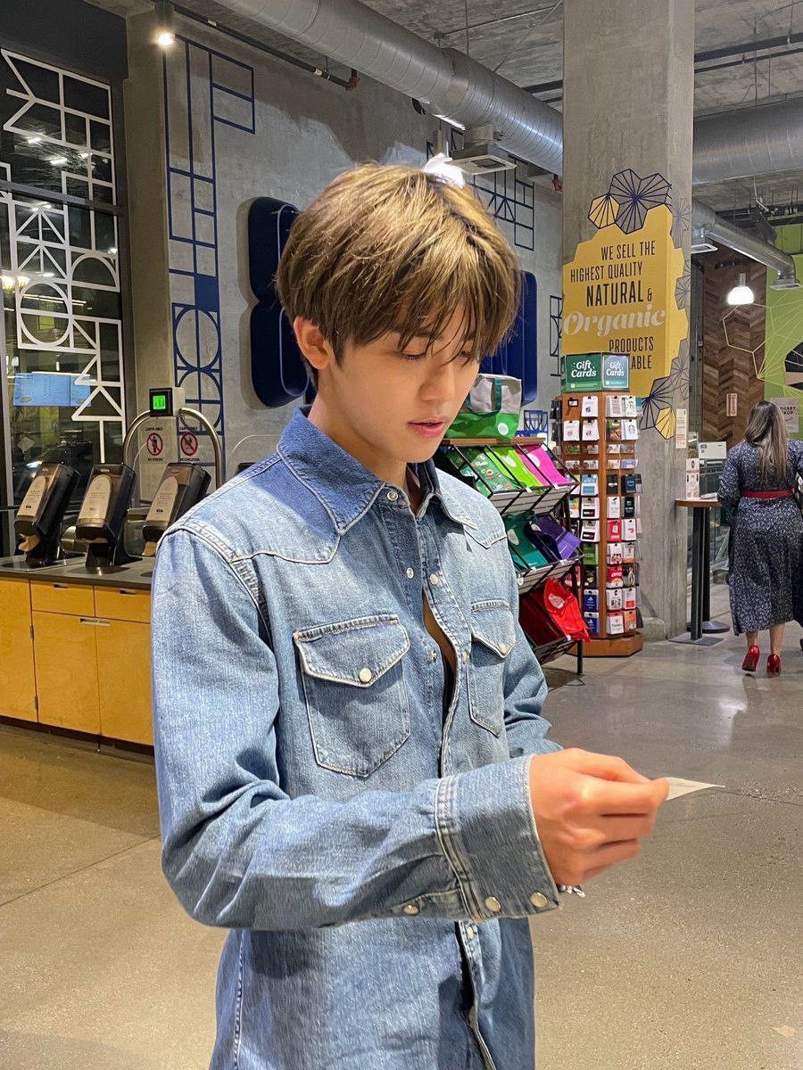 iluvgguu's tweet photo. 청자켓만 입으면 레전드 갱신하시는 재민님 https://t.co/WmjUM6MPmt