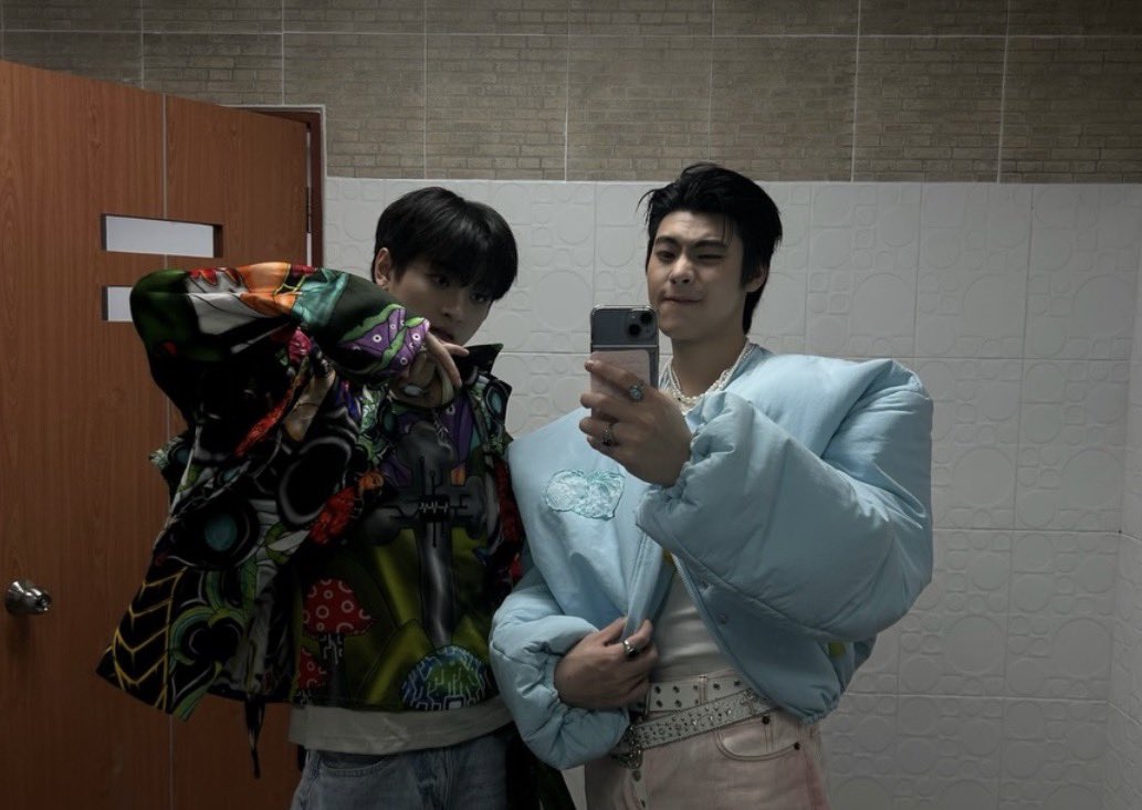 Raikatopination's tweet photo. ANOTHER THEEWAVE MIRROR SELCA OMG😭 https://t.co/CH4O741K27