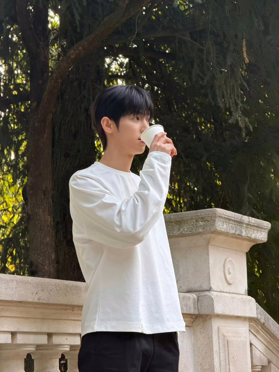 Twent30's tweet photo. 朴时宇的气质真的干干净净清清爽爽的，脸小头小五官又立体，长得漂亮不说，时尚感还这么强，他真的很适合时装秀。

PARK SIWOO AT LANVIN PFWSS27

#PARKSIWOOxLANVIN
#LANVINPFWSS27
#PARKSIWOO https://t.co/OQUEVuoNvT