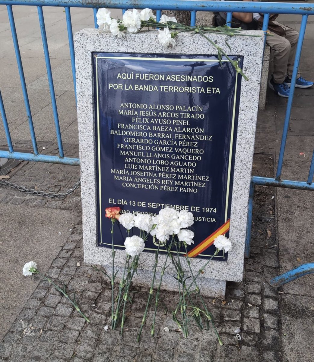 daniel_portero's tweet photo. A pesar de las hordas borrokas comunistas y socialistas que acampan ilegalmente en la Puerta del Sol y que cometieron la atrocidad de vandalizar a las víctimas de ETA, el monolito en recuerdo a las víctimas de ETA ya está limpio. https://t.co/r5SfQogsXc