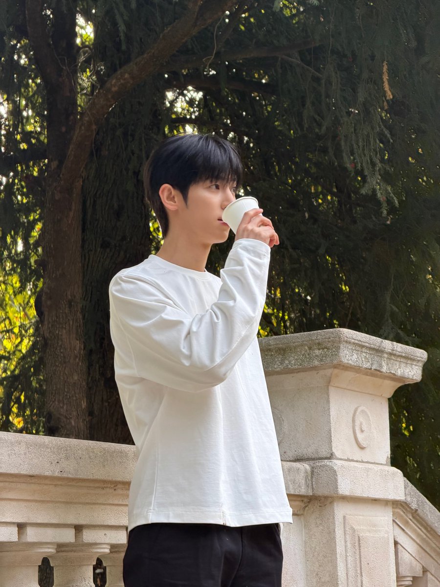 pksiwoo's tweet photo. 朴时宇真的时尚感拉满，什么风格都适合，期待今晚的秀！Park Siwoo in lanvin

PARK SIWOO AT LANVIN PFWSS27

#PARKSIWOOxLANVIN
#PARKSIWOO
#LANVINPFWSS27 https://t.co/T7W3tHccOY
