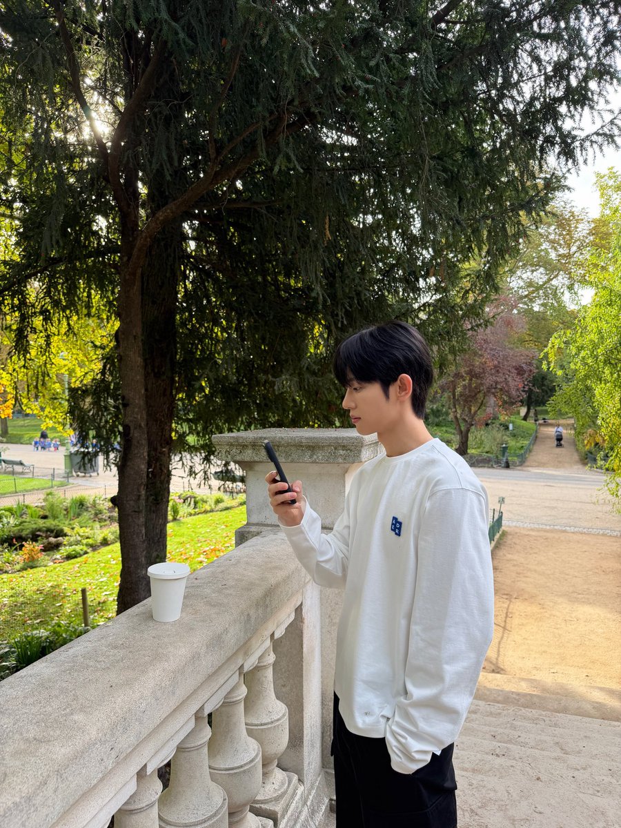 pksiwoo's tweet photo. 朴时宇真的时尚感拉满，什么风格都适合，期待今晚的秀！Park Siwoo in lanvin

PARK SIWOO AT LANVIN PFWSS27

#PARKSIWOOxLANVIN
#PARKSIWOO
#LANVINPFWSS27 https://t.co/T7W3tHccOY