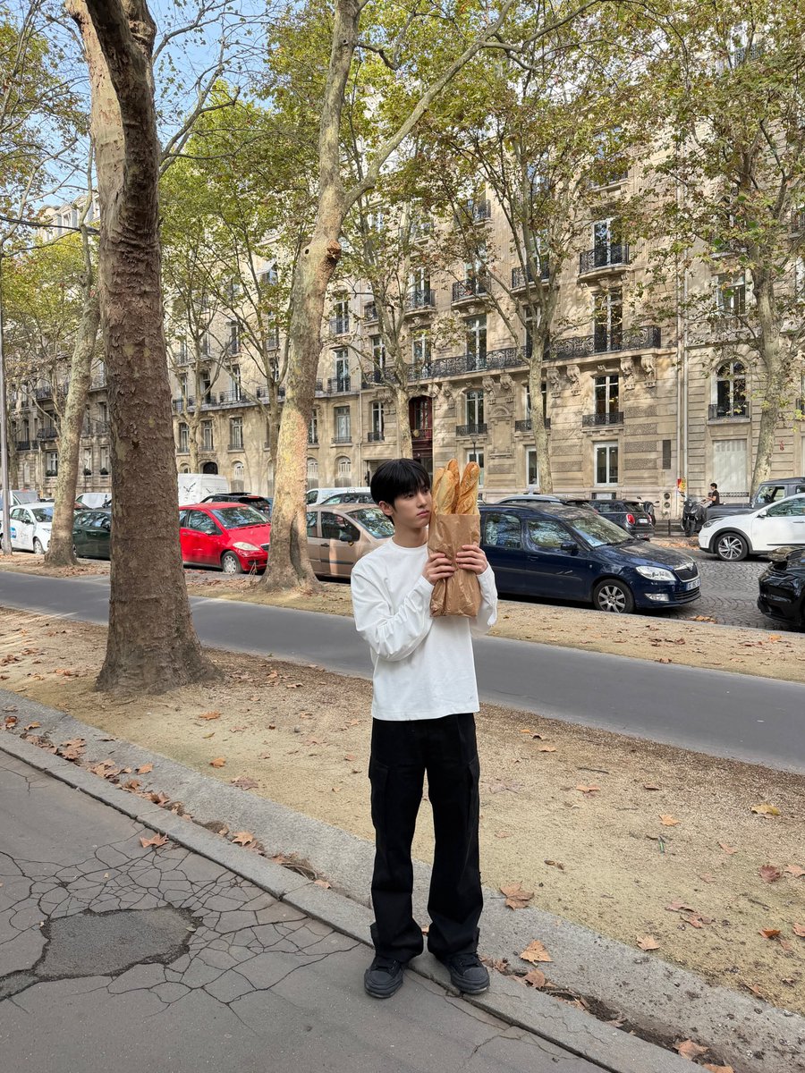 pksiwoo's tweet photo. 朴时宇真的时尚感拉满，什么风格都适合，期待今晚的秀！Park Siwoo in lanvin

PARK SIWOO AT LANVIN PFWSS27

#PARKSIWOOxLANVIN
#PARKSIWOO
#LANVINPFWSS27 https://t.co/T7W3tHccOY