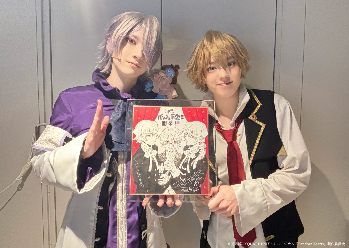 mpandorahearts's tweet photo. ⋰
ミュージカル『PandoraHearts』RetraceⅡ-madness of lost memory- 開幕！
ご来場誠にありがとうございました🎊
⋱

望月淳先生より描きおろしイラスト色紙とたくさんの差し入れをいただきました🎉
ありがとうございます！
カンパニー一丸となって千穐楽まで全力で駆け抜けます🐇

📝公演アンケート
https://t.co/Y2xeFtUxwt
📽️10/10(土)ライブ配信
https://t.co/7ek4WoHKry
📀Blu-rayご予約
https://t.co/bQmlTh53ok

#パンミュ #パンドラハーツ