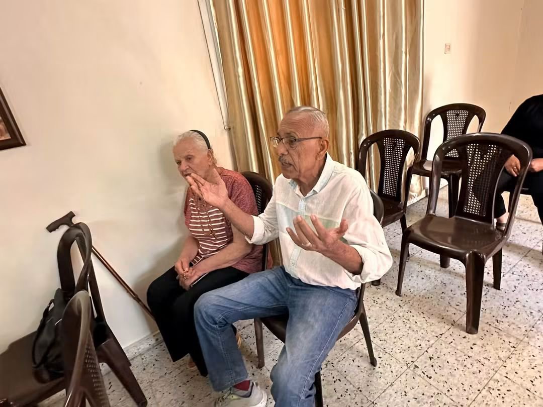PGabRomanelli's tweet photo. Adoración al Santísimo Sacramento con los cristianos del barrio cristiano de Gaza, en la capilla Santo Tomás de Aquino.

Ante Jesús Eucaristía, elevamos nuestras oraciones por la paz y por todos los cristianos de Tierra Santa. https://t.co/psKnnOlHME