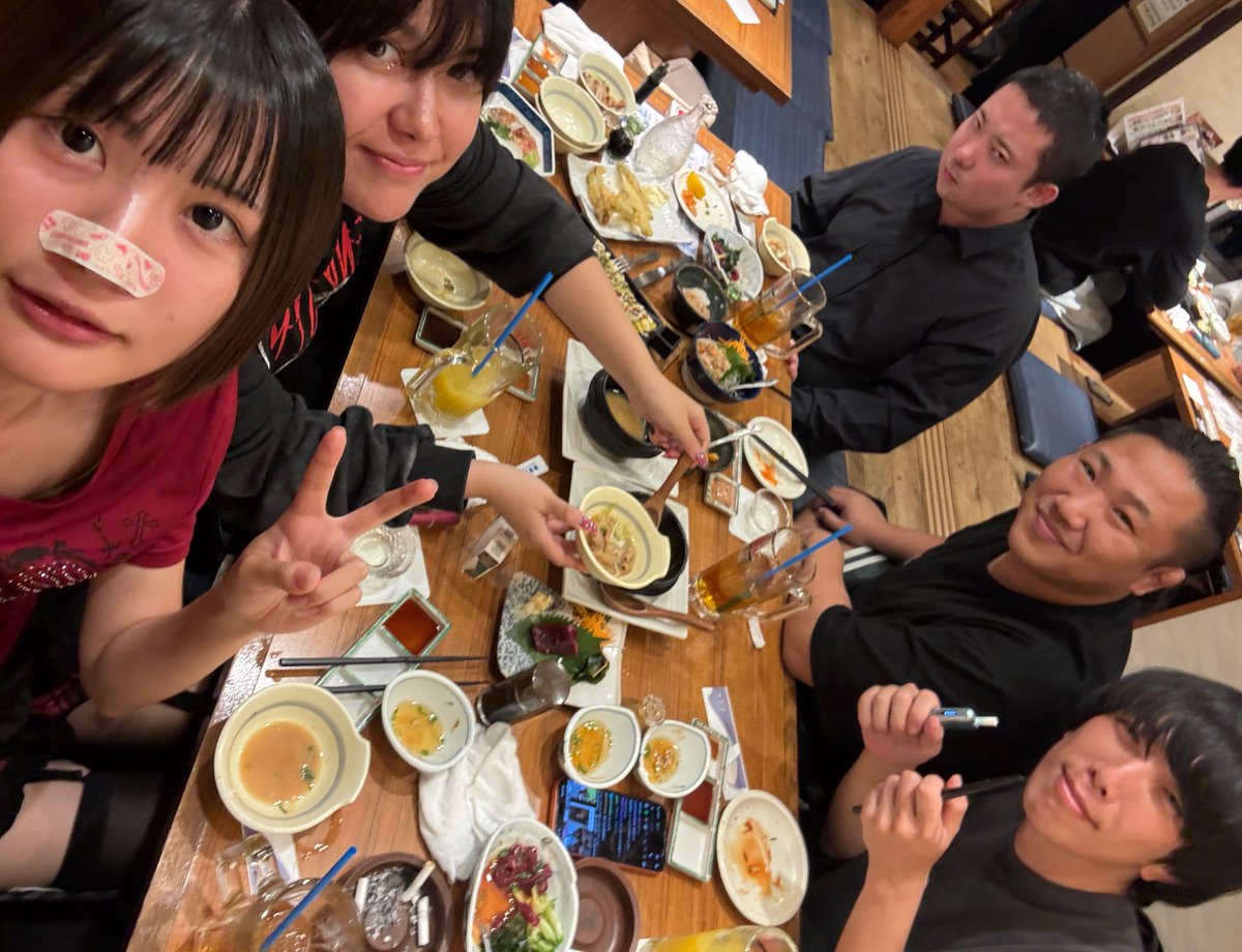 nemuko_1111's tweet photo. りんごのレコーディング終わりのご飯楽しかったー！🎤
ユキなあぼうウェイパー高橋kimonoちゃん https://t.co/CxxmKuue7a