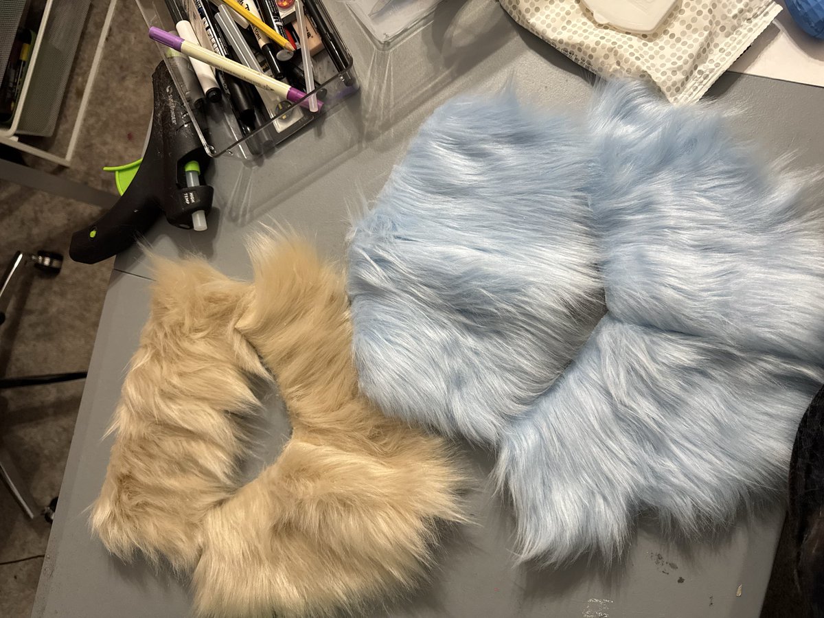 T4Tlupe's tweet photo. Not sewn/Just clipped. Also yes I have like 3 different wipes Tenko bought me on my desk at all times so I’m not covered in marker/paint etc lol. https://t.co/EY0hROdP55