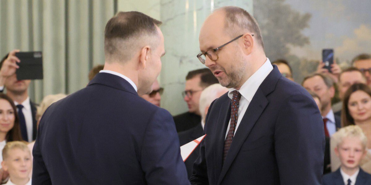 plackibezcukru's tweet photo. - Karol, weź podpisz tą ustawę bo cię Polacy zjedzą
- ok ale żeby nie było, że jestem miękka faja, napierdalacie spin dla debili, że paliwo ma być po 5,19 i będzie wina Tuska https://t.co/V5gTaemJph