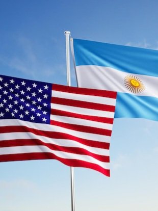 polymarketenesp's tweet photo. 🇦🇷🇺🇸 | AHORA — La ciudadanía argentina podría convertirse en el nuevo “símbolo de estatus” entre estadounidenses ricos, según expertos consultados por Forbes.

Argentina prepara un programa de ciudadanía por inversión dirigido a extranjeros de alto patrimonio. Forbes señala que el costo podría rondar los US$500,000 para una familia de cuatro.