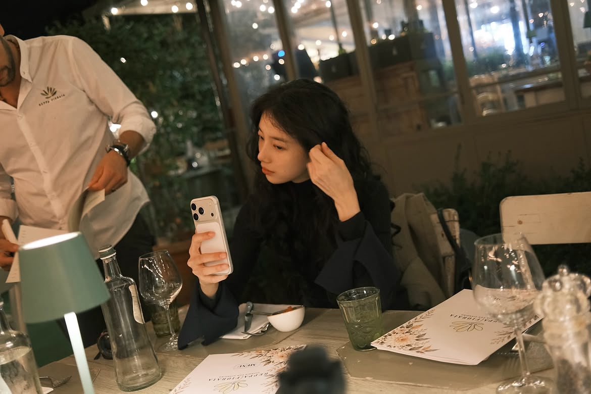 shuzkay's tweet photo. 261002 skuukzky
ㄴ #SUZY instagram update 

🎵 girl in red • we fell in love in october
📍Florence, Italy

🐰: “#CelineEte2027 @.celine 
It was a little cold, but I’m fine
🍷
Photo by Soopvely❤️” https://t.co/KpkDkvJUvH