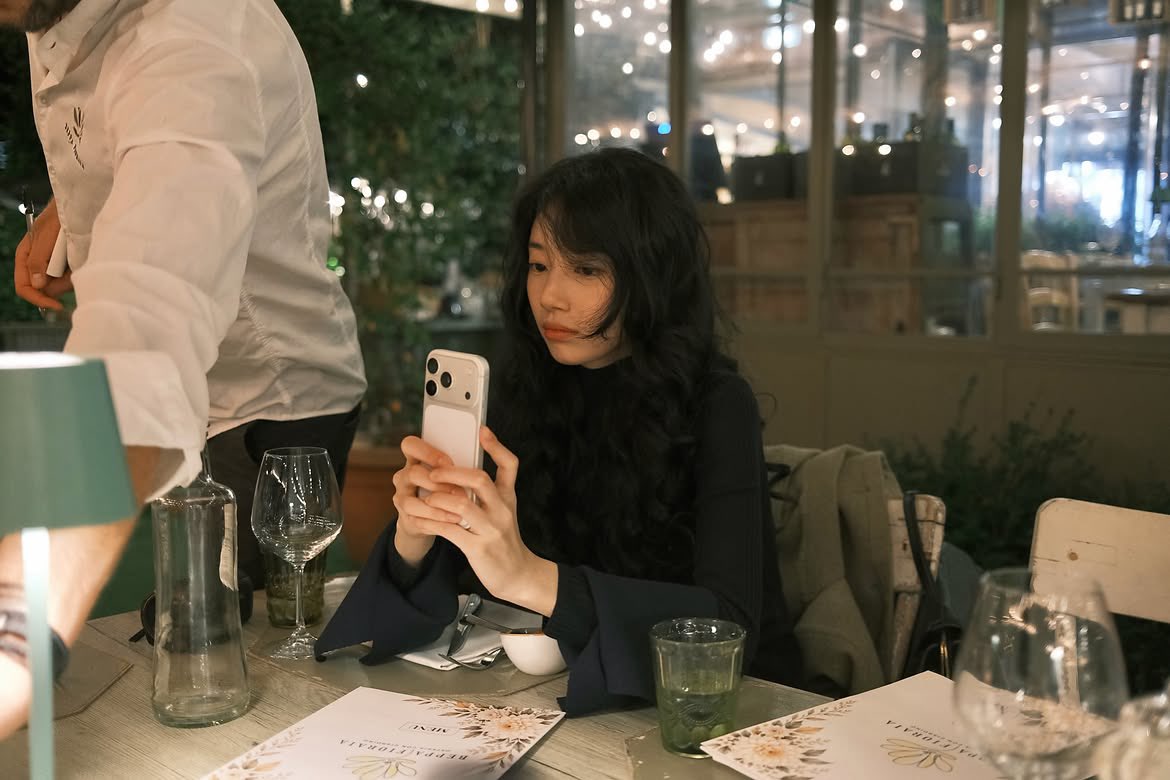 shuzkay's tweet photo. 261002 skuukzky
ㄴ #SUZY instagram update 

🎵 girl in red • we fell in love in october
📍Florence, Italy

🐰: “#CelineEte2027 @.celine 
It was a little cold, but I’m fine
🍷
Photo by Soopvely❤️” https://t.co/KpkDkvJUvH