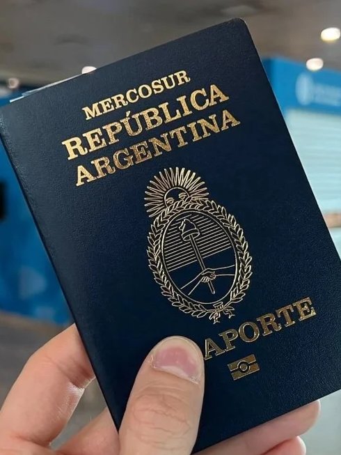 polymarketenesp's tweet photo. 🇦🇷🇺🇸 | AHORA — La ciudadanía argentina podría convertirse en el nuevo “símbolo de estatus” entre estadounidenses ricos, según expertos consultados por Forbes.

Argentina prepara un programa de ciudadanía por inversión dirigido a extranjeros de alto patrimonio. Forbes señala que el costo podría rondar los US$500,000 para una familia de cuatro.