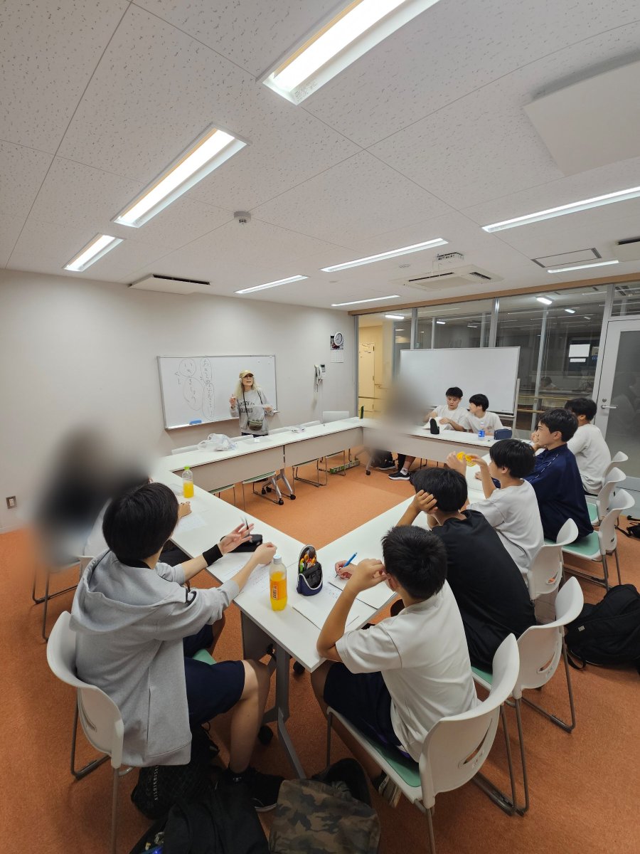 Gonjoy's tweet photo. 昨日は練習のあとに英語のレッスンということで、まなびあむへ鷲田マリ先生にお運びいただきました。
１時間みっちり、日常生活にもバレーボールにも使える方法を学び、エネルギッシュで濃密な時間を過ごしました。

将来の海外挑戦や、外国人選手との交流はもちろん、バレーボール以外でも有用な英語。
いかにアプリなどで代用できてもシームレスなコミュニケーションには自分で話せるにこしたことはなく、そもそも身に付ければ自分の世界が広がるということで１か月に１コマのペースを目安に組み込む予定にしています。

Why don't you try studying English together?

#舞鶴 #volleyball #サンクラブ #kyoto #英会話
