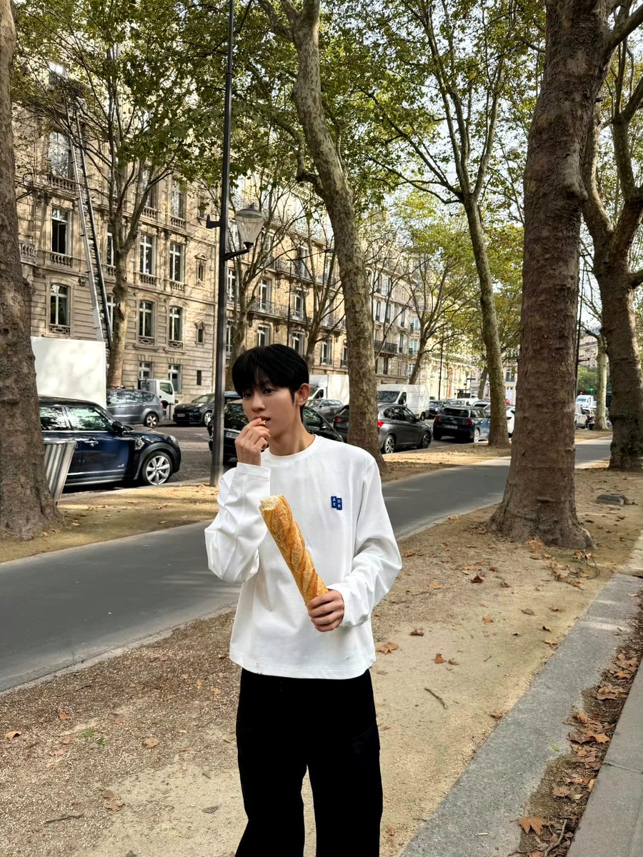 Carsonqcxy's tweet photo. There's something generational about Park Siwoo attending Lanvin that I find genuinely fashion.

PARK SIWOO AT LANVIN PFWSS27

#PARKSIWOOxLANVIN
#PARKSIWOO
#LANVINPFWSS27 https://t.co/90Vm03RCwz
