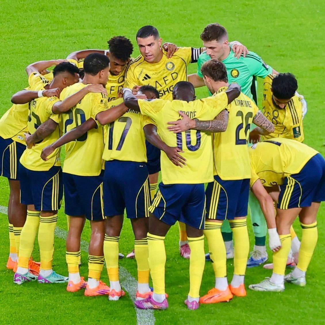 MsfrFwaz's tweet photo. #النصر
يعتزمون
 لاعبين
 وجمهور  #النصر
عمل #تيفوا_وممر_شرفي
للاعب #كريستيانو
#لايعملها_الى_نادي_كبير
#مثل_نادي_وجمهور_النصر
                                                   #دوري_روشن https://t.co/JkMeNn2XtP