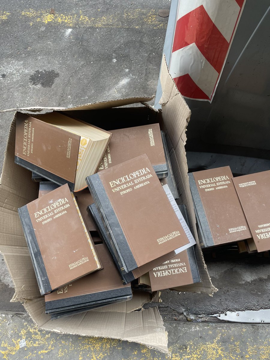 pidoelsilencio's tweet photo. en el mundo que vivimos se tiran enciclopedias enteras a la basura https://t.co/5dUJCaczPw