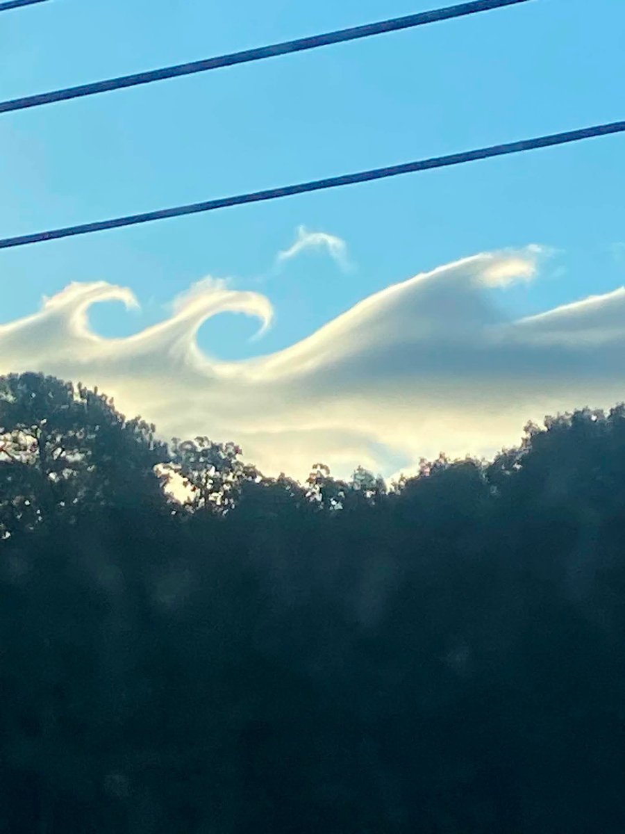 spann's tweet photo. Impressive KH waves over Piedmont this morning…  photo from Julie Mayfield https://t.co/UO9a96HX4S
