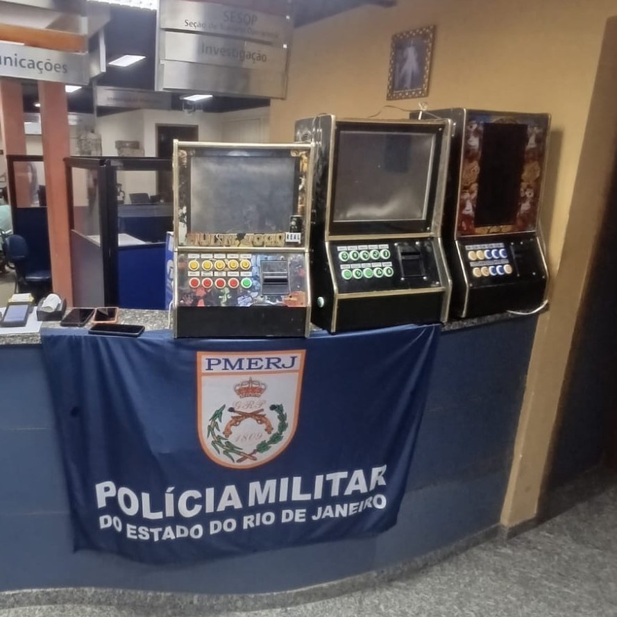 PMERJ's tweet photo. 📍Policiais do #29BPM prenderam um criminoso por tráfico de drogas e apreenderam cocaína, maconha, três máquinas caça-níqueis, celulares e R$ 1.236 durante uma ação em um estabelecimento comercial no Centro de Porciúncula.

O caso foi encaminhado à 139ª DP.

#ServireProteger https://t.co/2cFWZljoZl