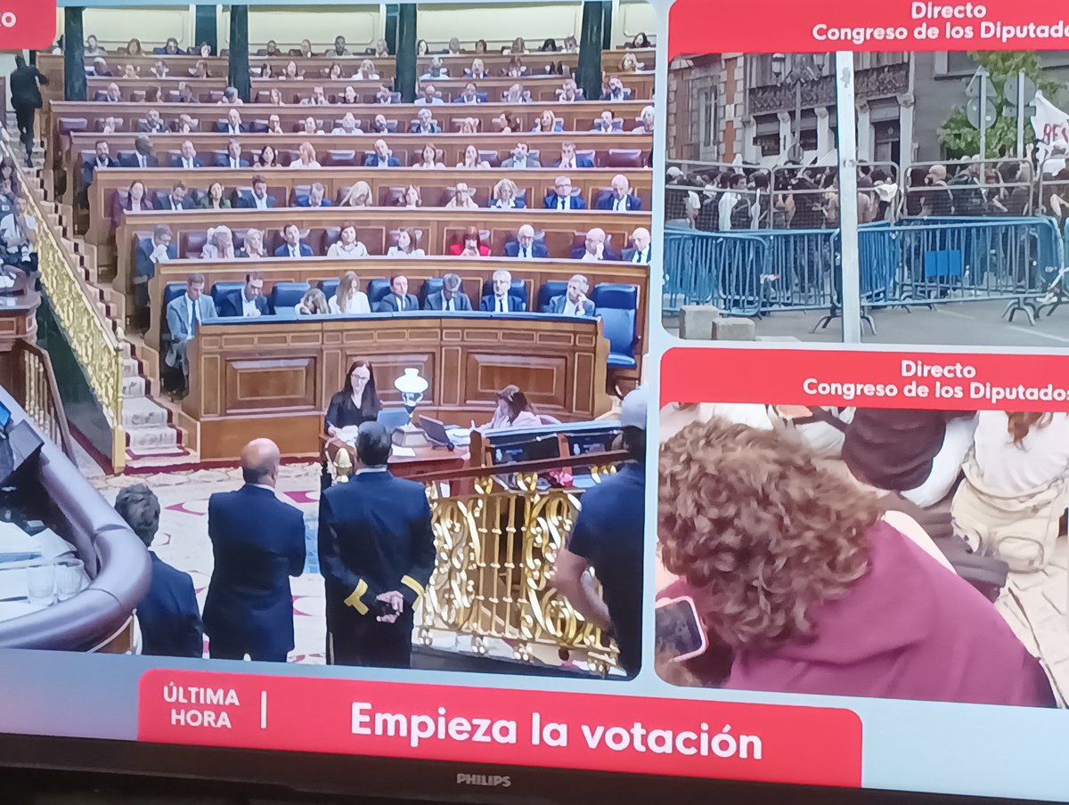 monicaoltra's tweet photo. Està molt bé que es retraten amb noms i cognoms els diputats i diputades que traïxen el poble. Gràcies @alberto_aim per haver impulsat la votació un per un. Les dretes VOX, PP, JUNTS ja no enganyen a ningú. https://t.co/NYnR6NUOcQ